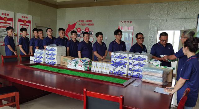 济高高速总监办组织开展“夏送清凉”活动