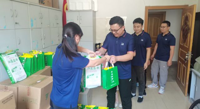 办实事、送清凉、助扶贫----总部工会开展“夏送清凉”活动