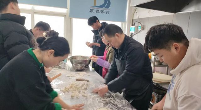 丝丝关怀寄情深、浓浓情谊飘饺香